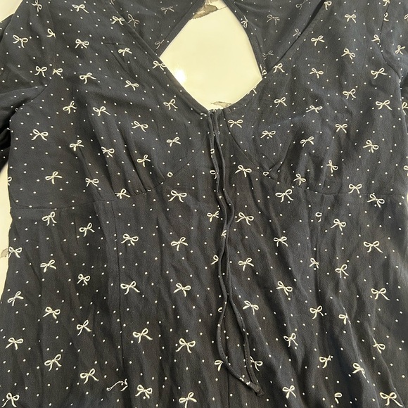 NWT AMERICAN EAGLE Printed
Bows Flare Sleeve V-neck
Romper Large - Picture 4 of 9